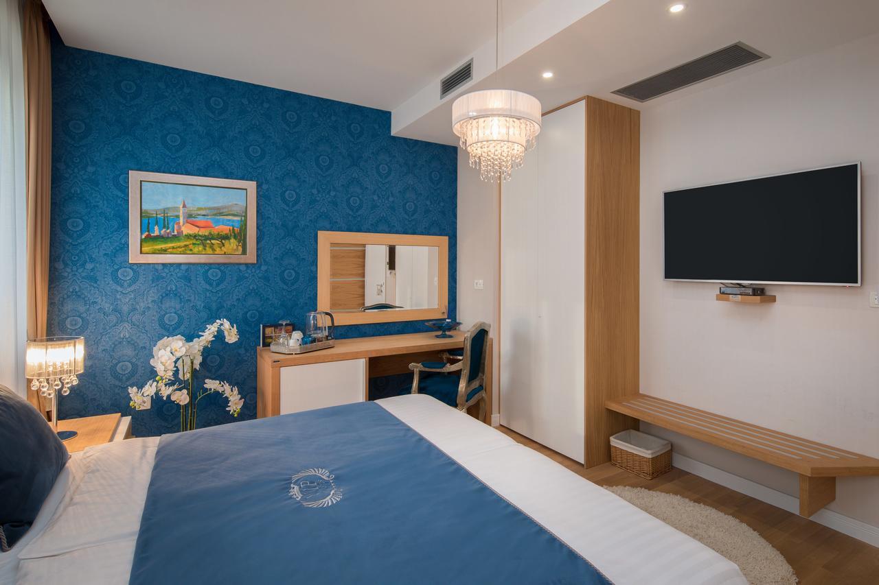 Habitación con cama extragrande y vistas al jardín