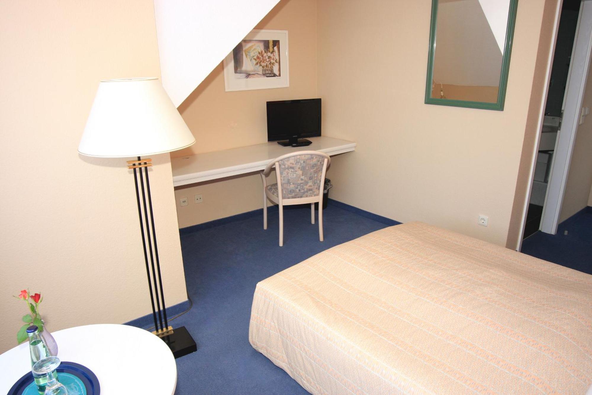 Single Room,691297200:JPEG