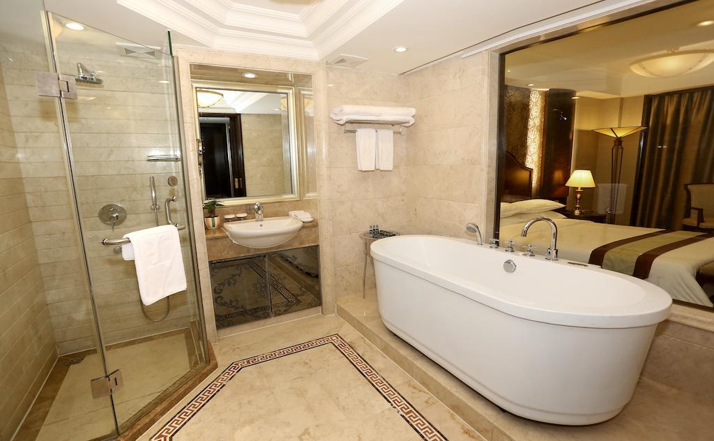Deluxe Queen Room,69253412:JPEG