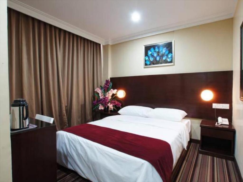 Habitación con cama grande