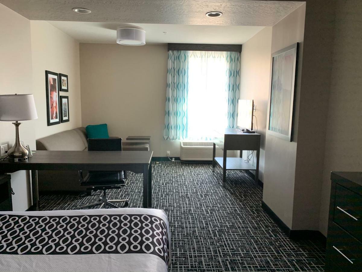 1 King Bed, Studio Suite, Mountain View, Non-Smoking,1285021093:JPEG