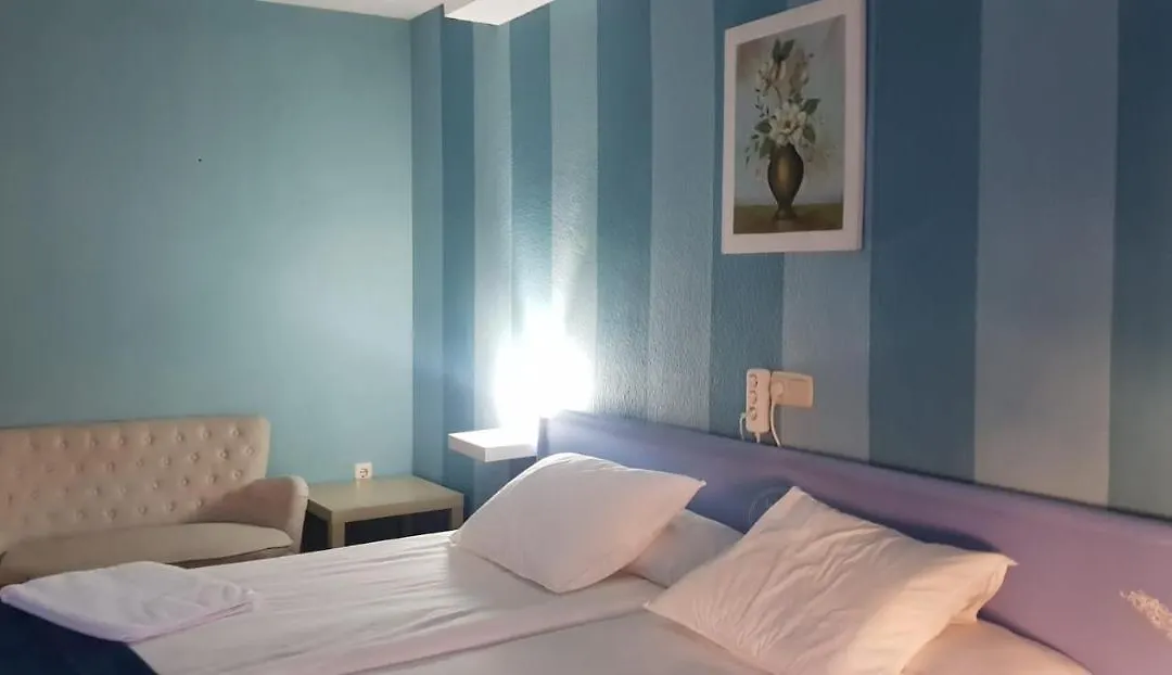 Hotel Los Arenales De Jerte-1