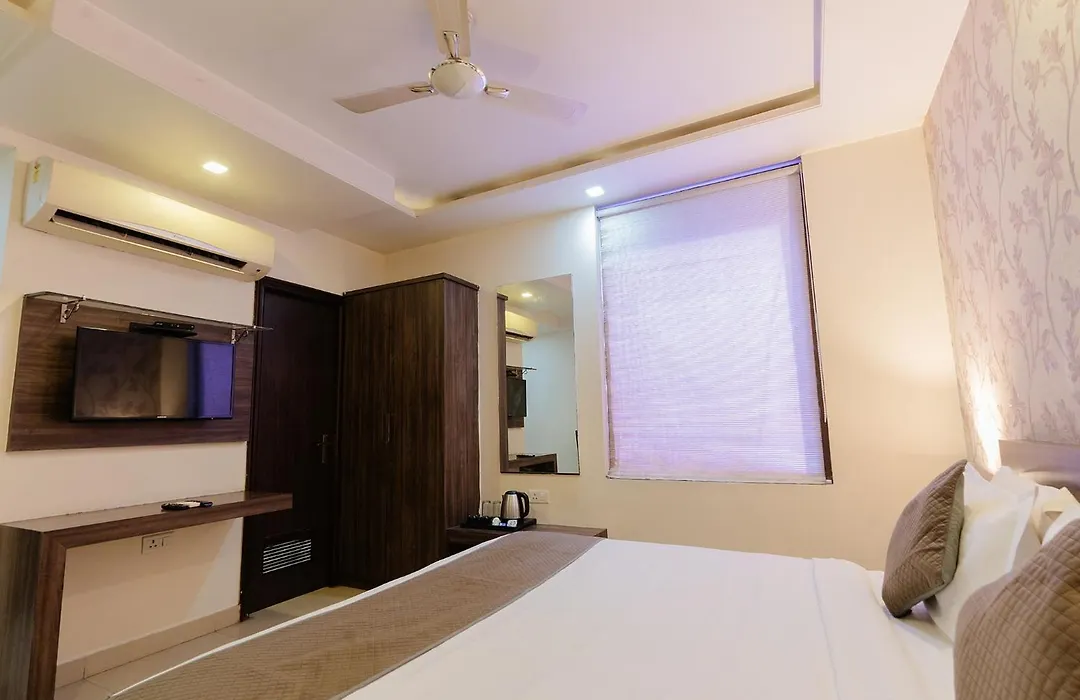 Fabhotel Signature Inn-1