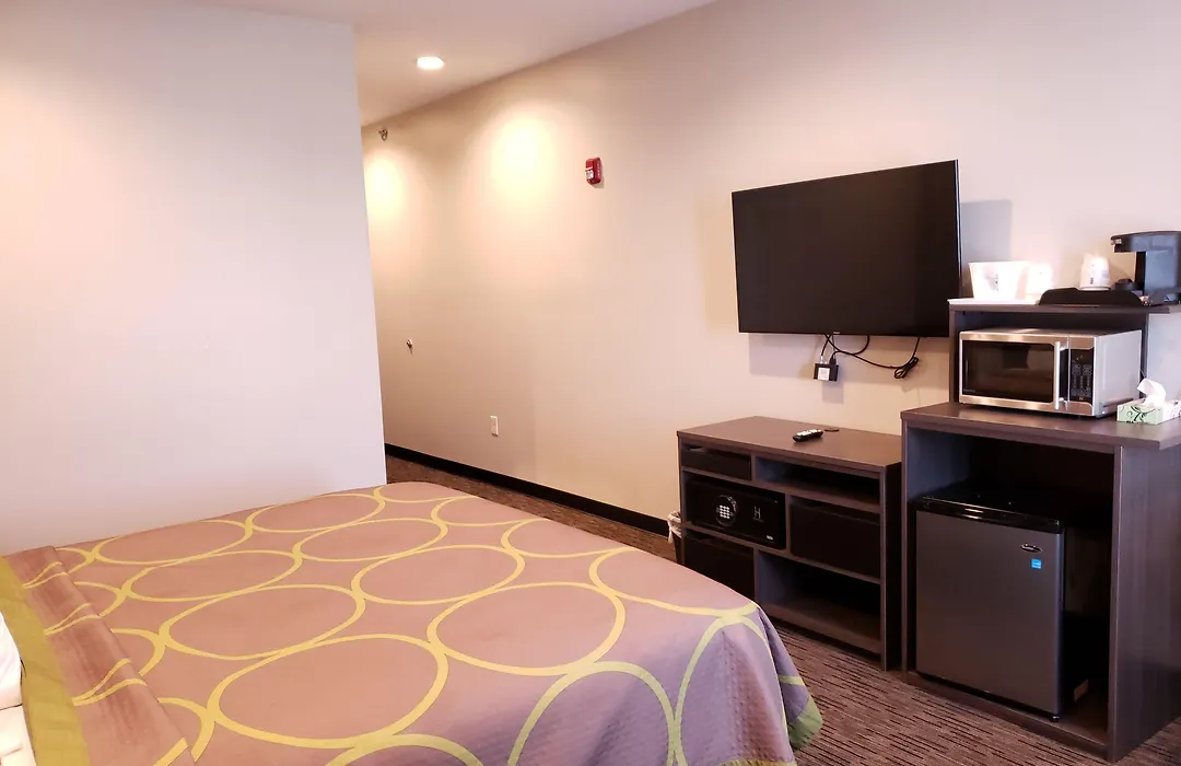 Super 8 By Wyndham St. Louis North-1