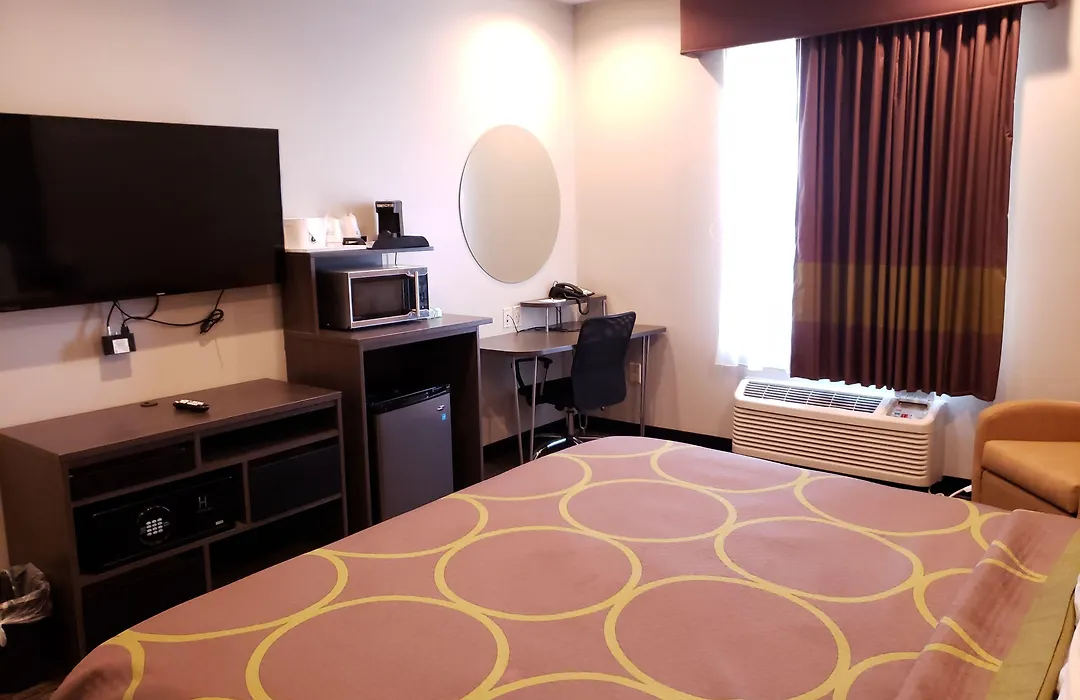 Super 8 By Wyndham St. Louis North-1