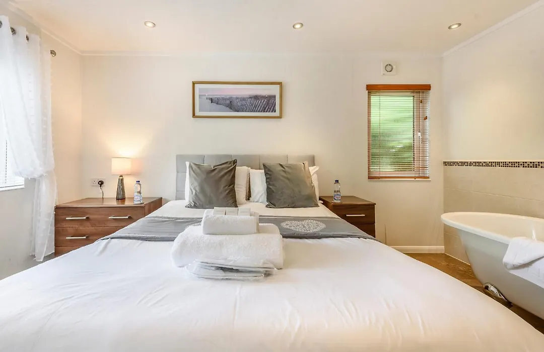 Herons Brook Retreat Lodges-1