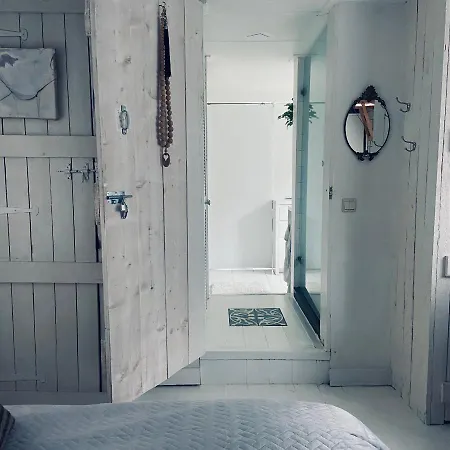 Houseboat Bonnie-2