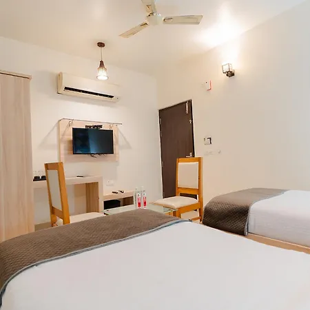 Fabhotel Signature Inn-3
