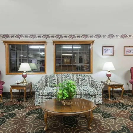 Super 8 By Wyndham Coshocton Roscoe Village-2