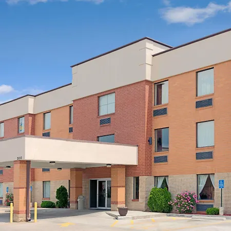 Days Inn By Wyndham Downtown St. Louis-3