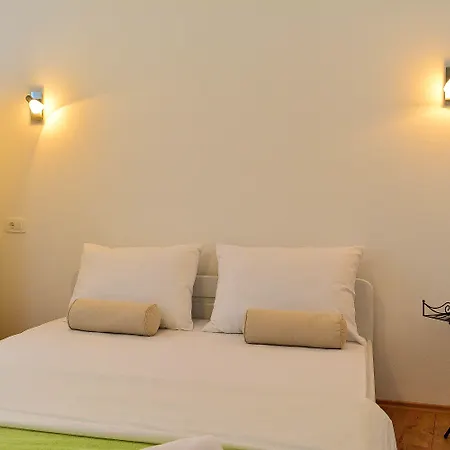 Golden B&B-2