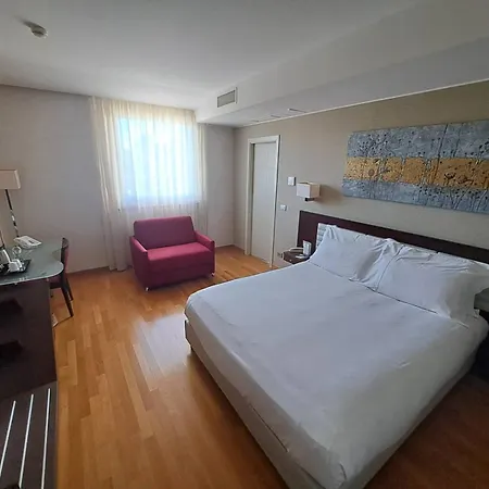 Breaking Business Hotel-2