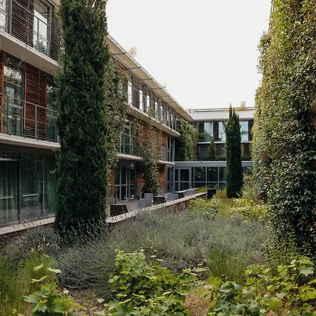 Courtyard By Marriott Montpellier-3