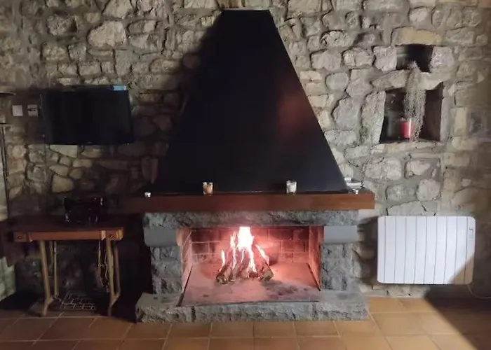 El Vilarot. La Casa De Piedra En La Naturaleza.