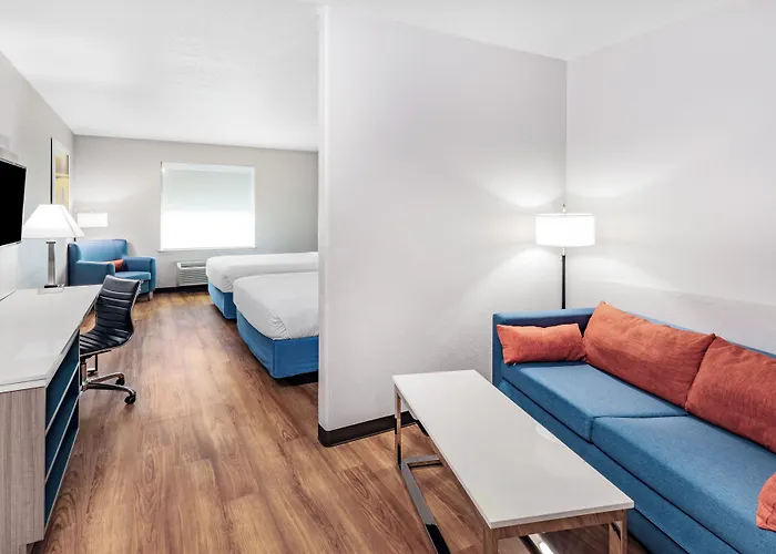 Days Inn & Suites By Wyndham San Antonio Near Frost Bank Center