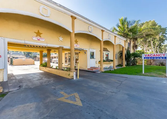 Colonial Pool & Spa Motel